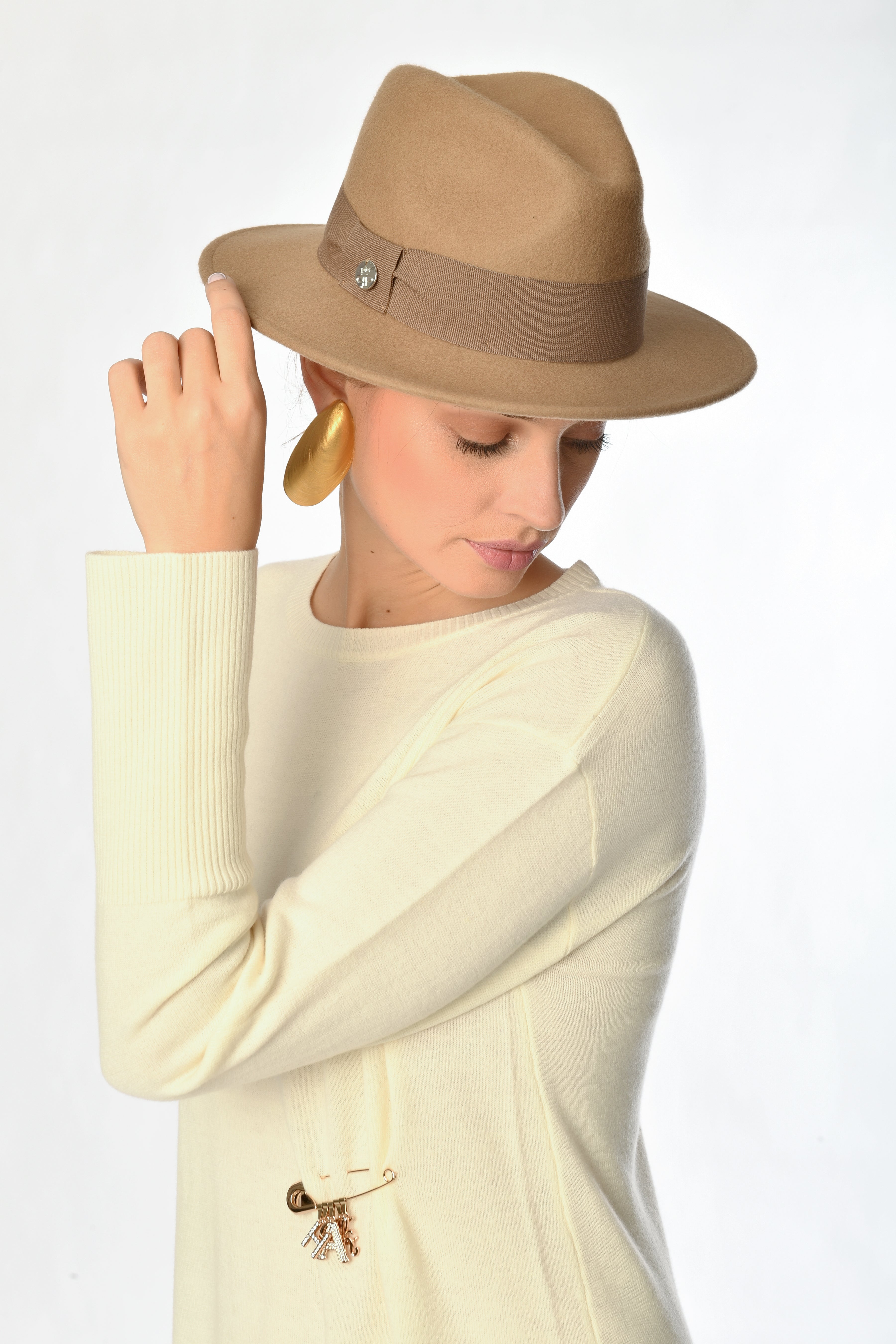 Chic long-Sleeve White Sweater Dress